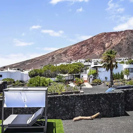 Amado Villa *